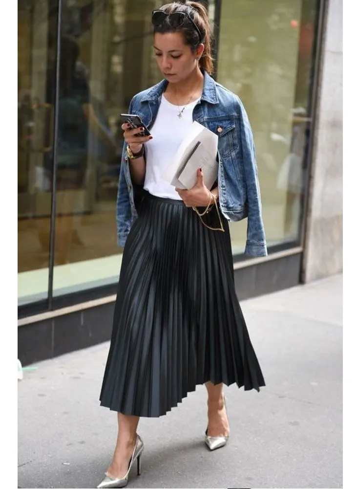 Elastic Waistband Metallic Pleated Midi Skirt in Black