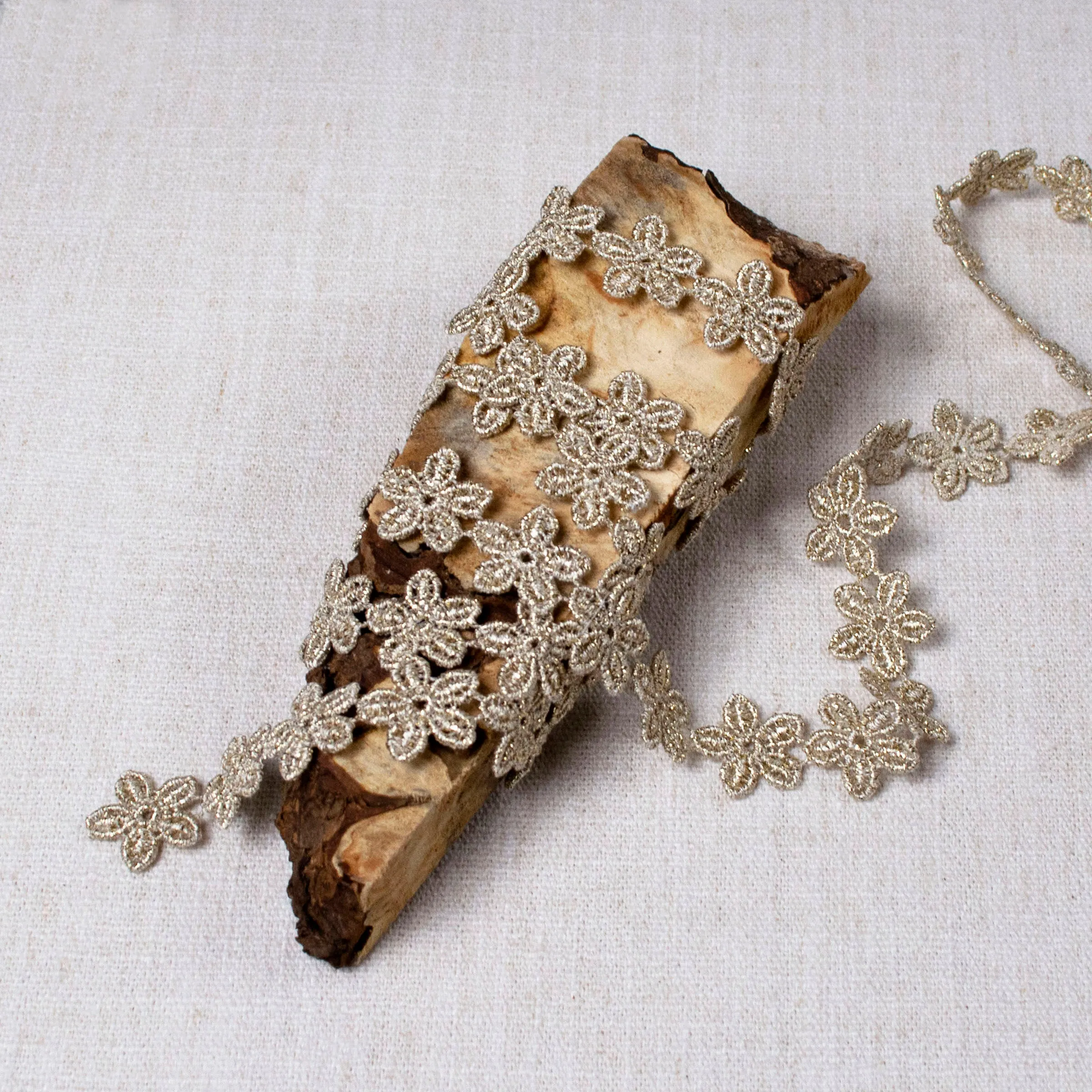 Metallic Daisies in Soft Gold